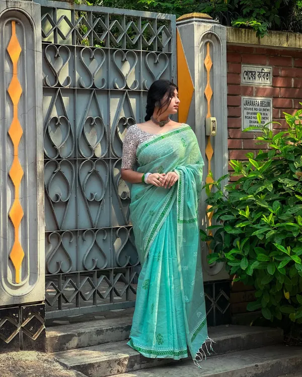Hari_Mala_-_Elegant_Bottle_Green_Saree_with_Flower_Motifs_and_Small_Patti_Border_&_Blouse_Piece