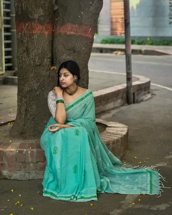 Hari_Mala_-_Elegant_Bottle_Green_Saree_with_Flower_Motifs_and_Small_Patti_Border_&_Blouse_Piece