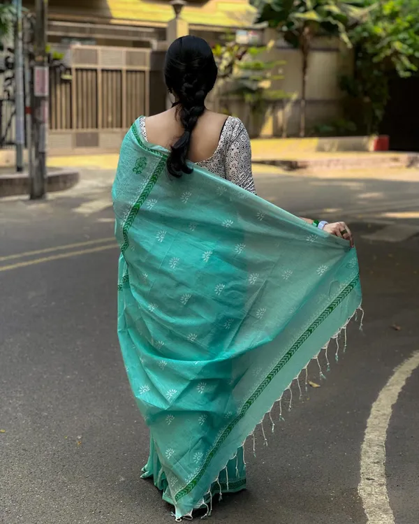 Hari_Mala_-_Elegant_Bottle_Green_Saree_with_Flower_Motifs_and_Small_Patti_Border_&_Blouse_Piece