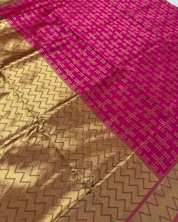 Pink_Color_Fresh_Arrival_Soft_Banarasi_Silk_Saree_with_Classy_Bloue_Piece