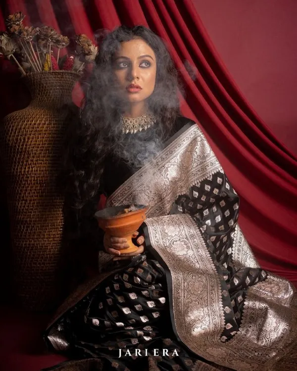 Black_Color_Going_Fast_Soft_Banarasi_Silk_Saree_with_Classy_Bloue_Piece