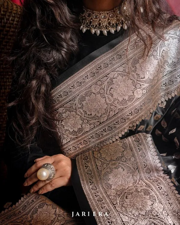 Black_Color_Going_Fast_Soft_Banarasi_Silk_Saree_with_Classy_Bloue_Piece