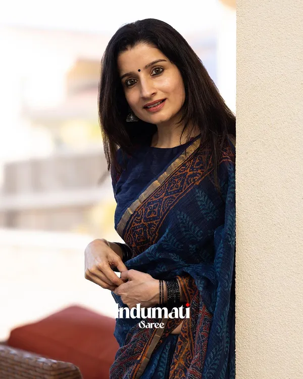 Neel_Pushp_-_Floral_Navy_Linen_Saree_with_Same-Tone_Blouse_Piece