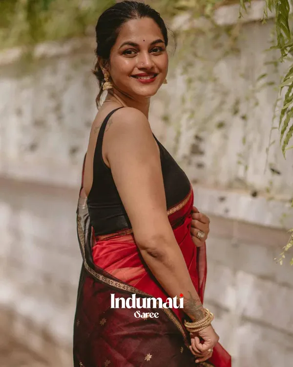 Red_And_Black_Premium_Cotton_Silk_Saree_With_Classy_Blouse_and_tassels