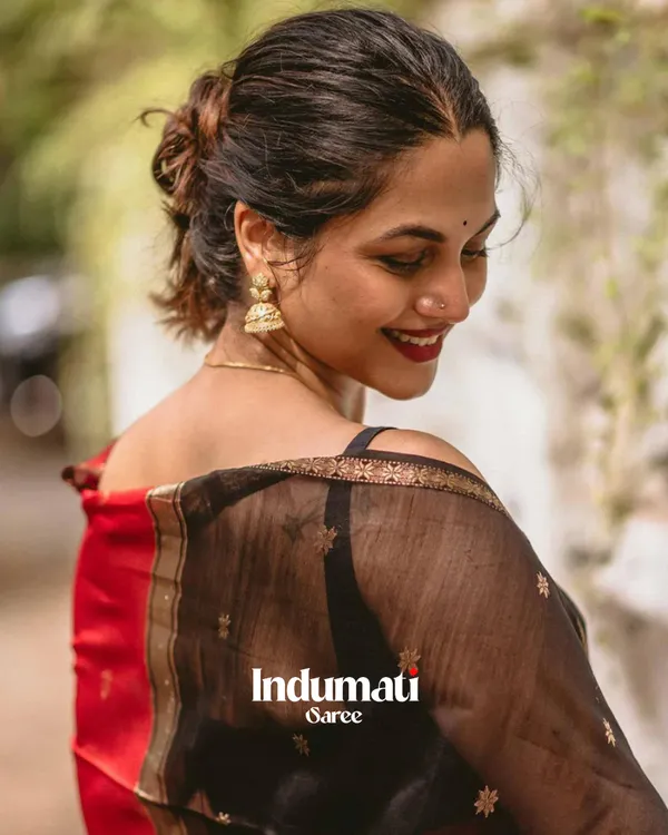 Red_And_Black_Premium_Cotton_Silk_Saree_With_Classy_Blouse_and_tassels