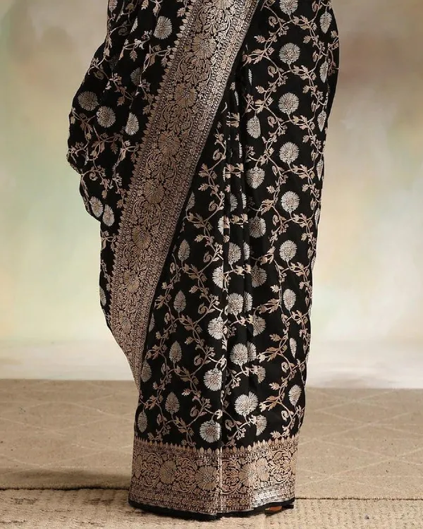 Black_Color_Hot_Right_Now_Soft_Banarasi_Silk_Saree_with_Classy_Bloue_Piece
