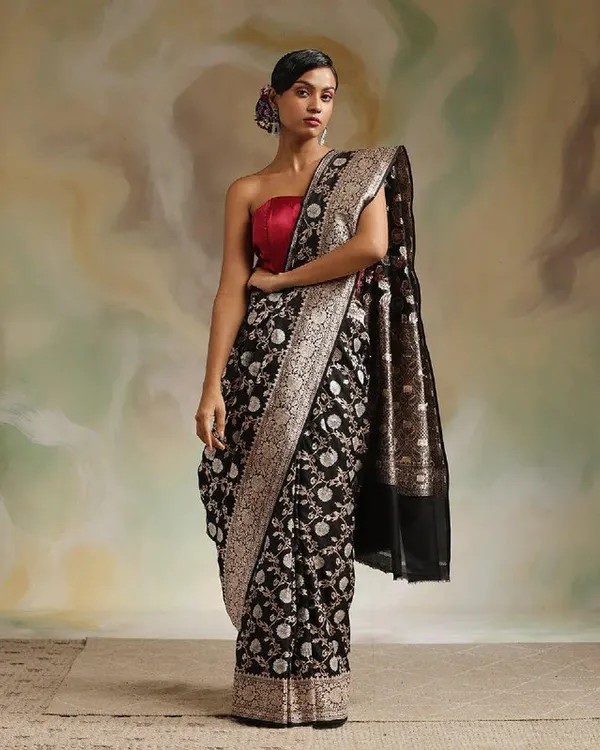 Black_Color_Hot_Right_Now_Soft_Banarasi_Silk_Saree_with_Classy_Bloue_Piece