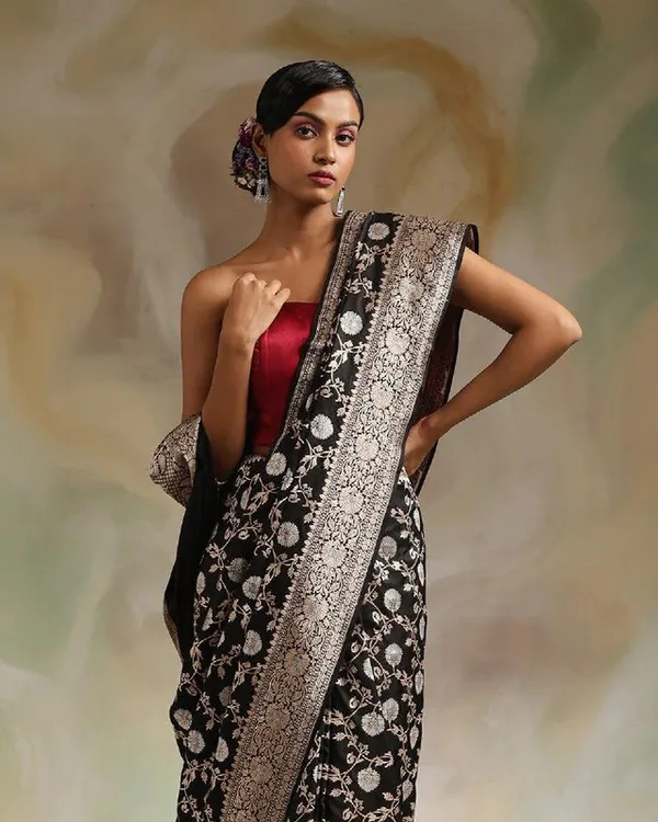 Black_Color_Hot_Right_Now_Soft_Banarasi_Silk_Saree_with_Classy_Bloue_Piece