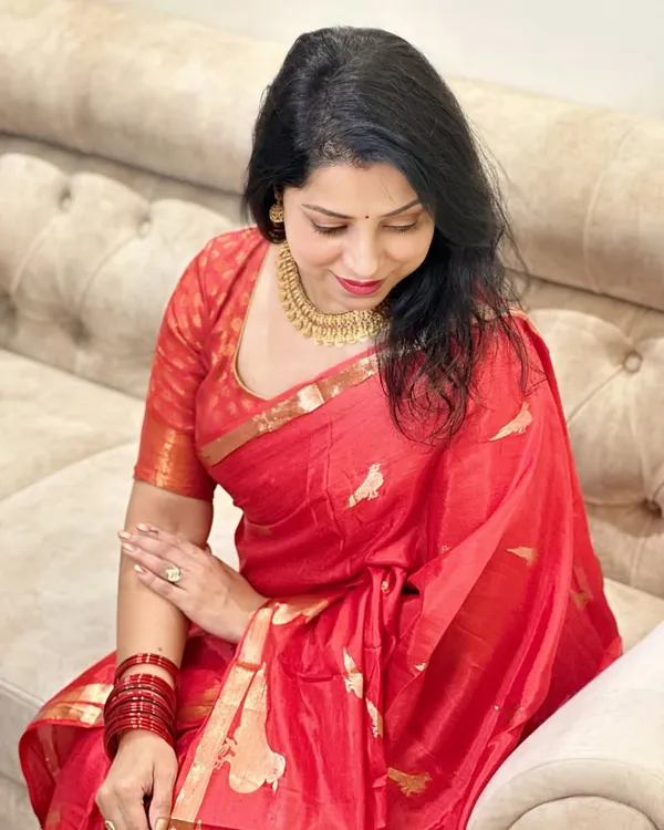 Red_Color_Updated_Edition_Soft_Banarasi_Silk_Saree_with_Classy_Bloue_Piece