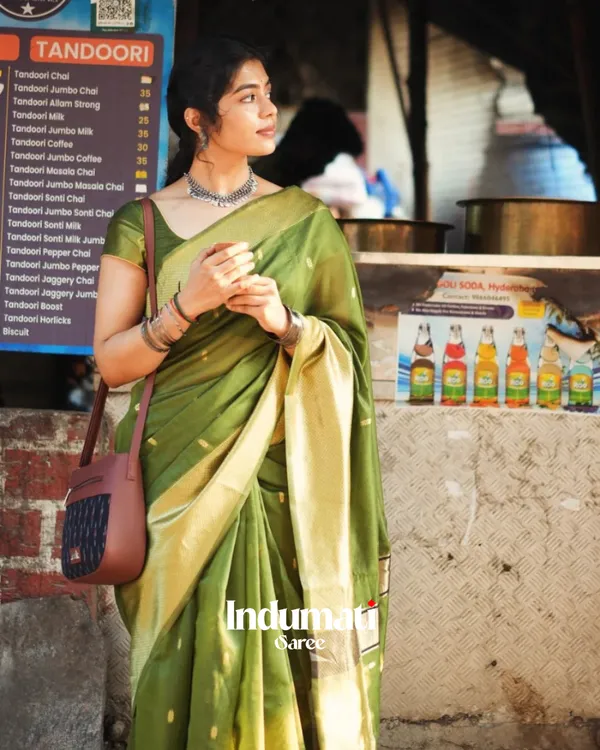 Parrot_Green_Premium_Cotton_Silk_Saree_With_Classy_Blouse_and_tassels