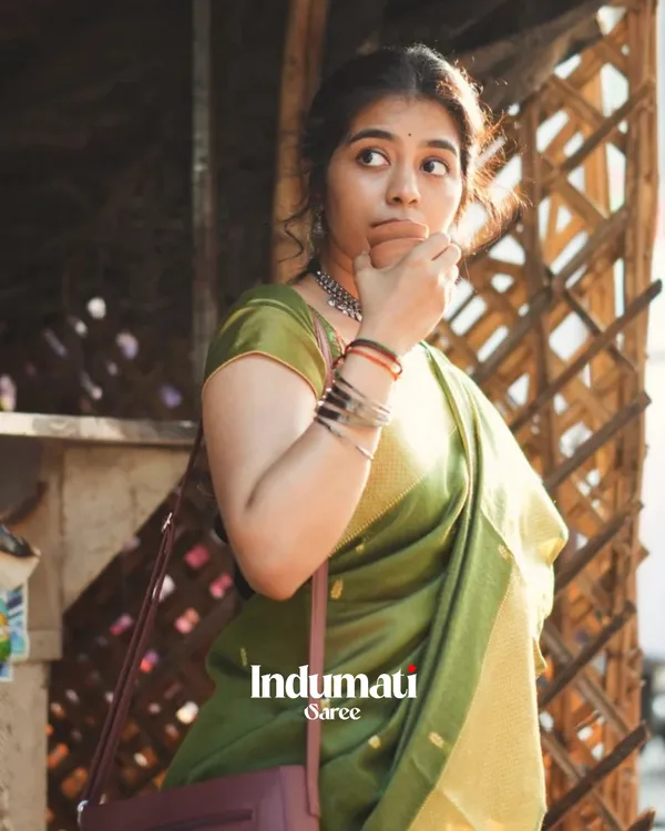 Parrot_Green_Premium_Cotton_Silk_Saree_With_Classy_Blouse_and_tassels