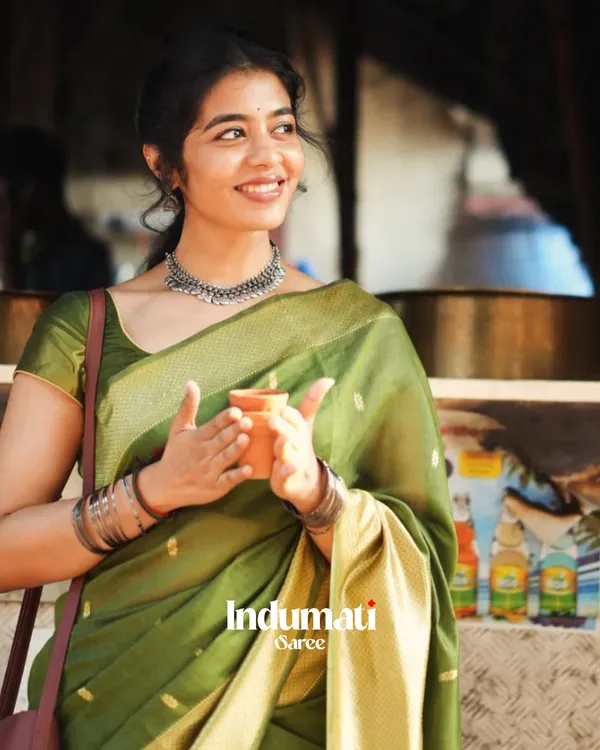 Parrot_Green_Premium_Cotton_Silk_Saree_With_Classy_Blouse_and_tassels