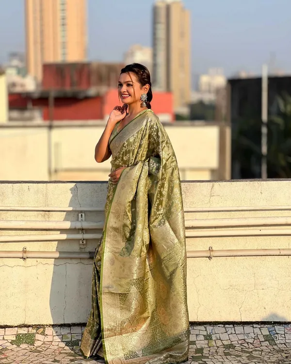 Light_Green_Color_Fresh_Arrival_Soft_Banarasi_Silk_Saree_with_Classy_Bloue_Piece