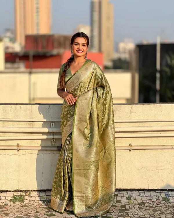 Light_Green_Color_Fresh_Arrival_Soft_Banarasi_Silk_Saree_with_Classy_Bloue_Piece
