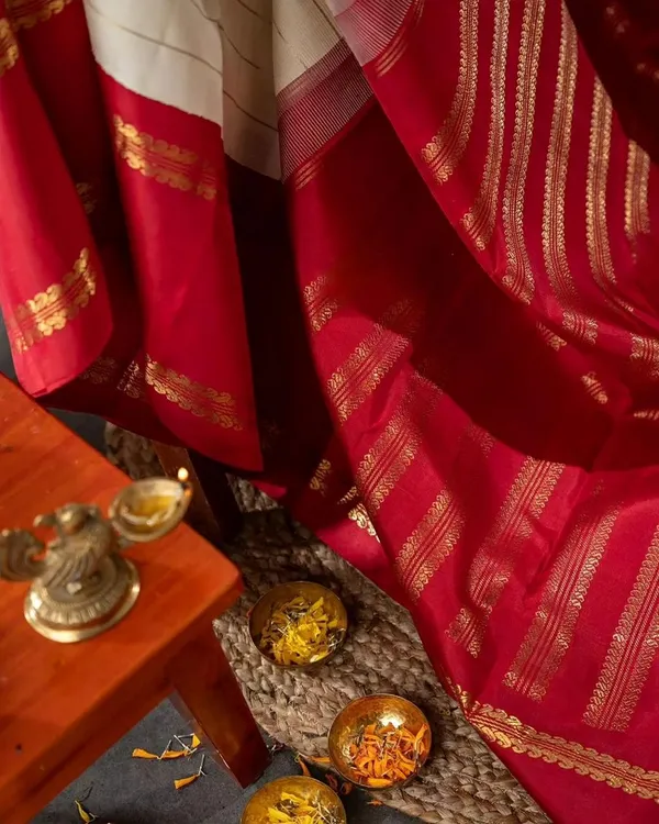 White_Color_Signature_Line_Soft_Banarasi_Silk_Saree_with_Pure_Golden_Zari_Work_&__Classy_Bloue_Piece