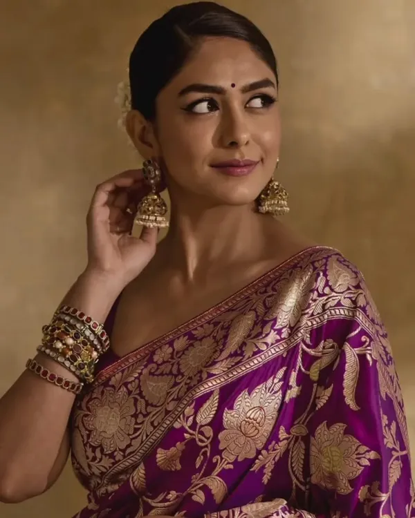 Purple_Color_Hot_Right_Now_Soft_Banarasi_Silk_Saree_with_Classy_Bloue_Piece