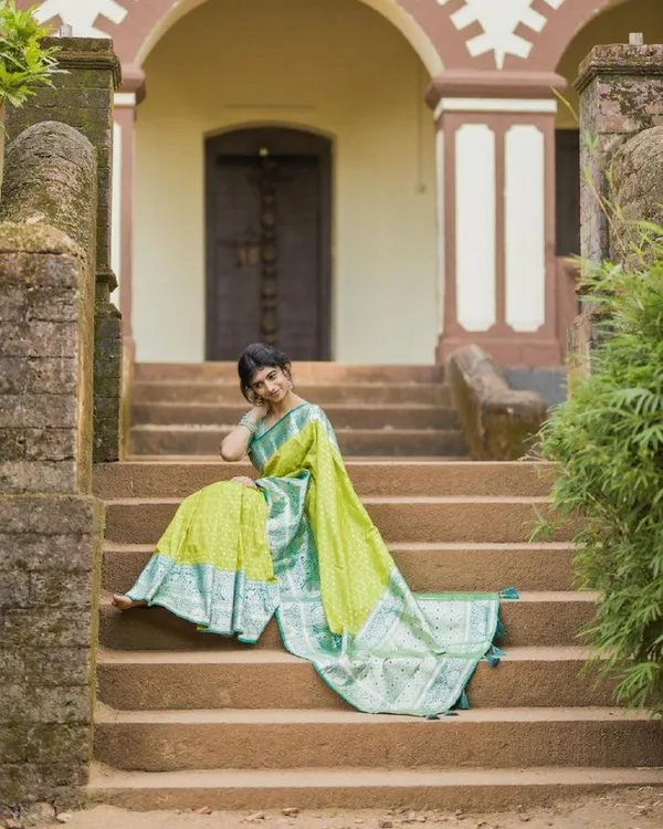 Parrot_Green_Color_Luxury_Edition_Soft_Banarasi_Silk_Saree_with_Classy_Bloue_Piece