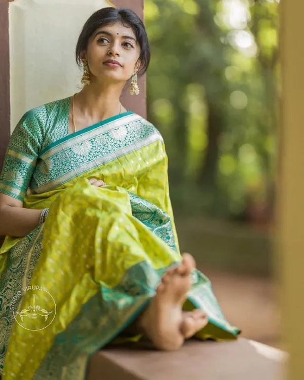 Parrot_Green_Color_Luxury_Edition_Soft_Banarasi_Silk_Saree_with_Classy_Bloue_Piece