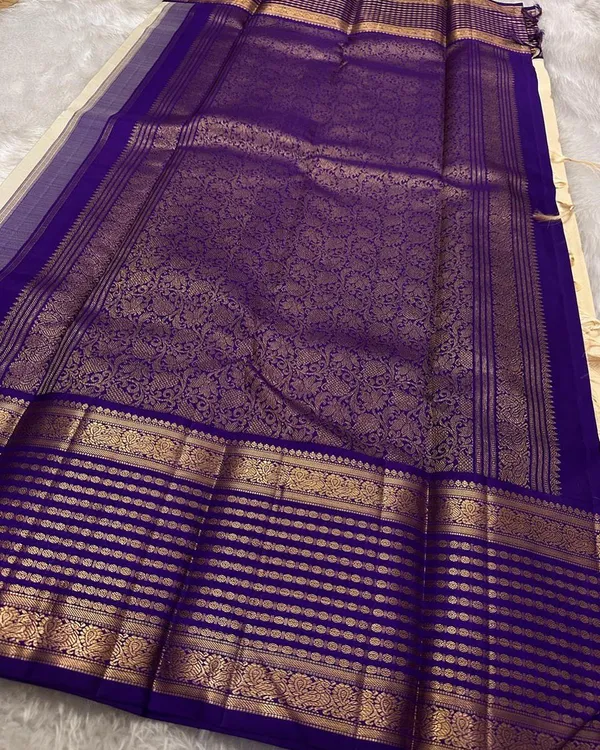 Cream_And_Purple_Color_Hot_Right_Now_Soft_Banarasi_Silk_Saree_with_Pure_Golden_Zari_Work_&_Classy_Bloue_Piece