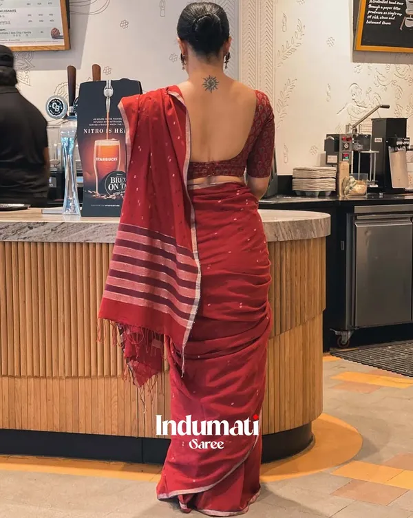 Laal_Riwaayat_-_Traditional_Red_Linen_Saree_with_Matching_Blouse_Piece