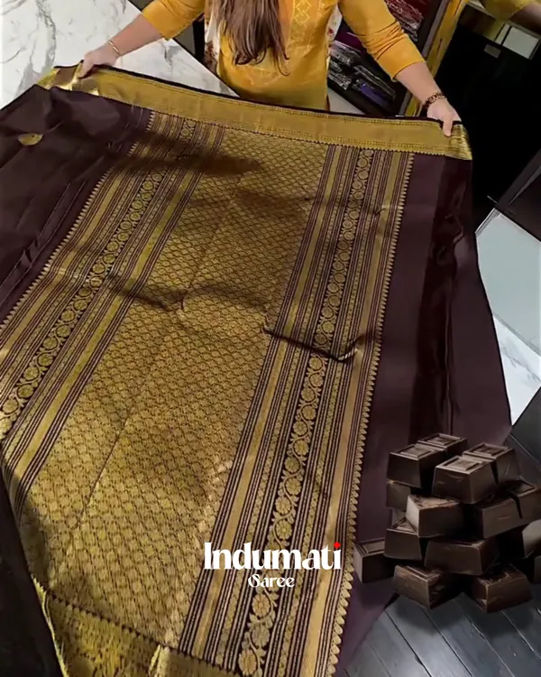 Gratifying_Brown_Color_Soft_Banarasi_Silk_Saree_With_Pure_Golden_Zari_Work_&_Classy_Blouse_Piece