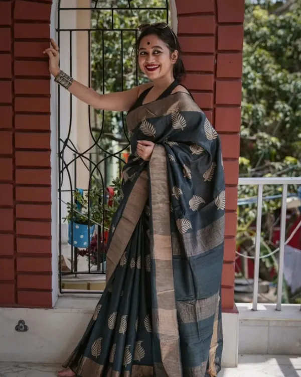 Black_Color_Exclusive_Soft_Banarasi_Silk_Saree_with_Classy_Bloue_Piece
