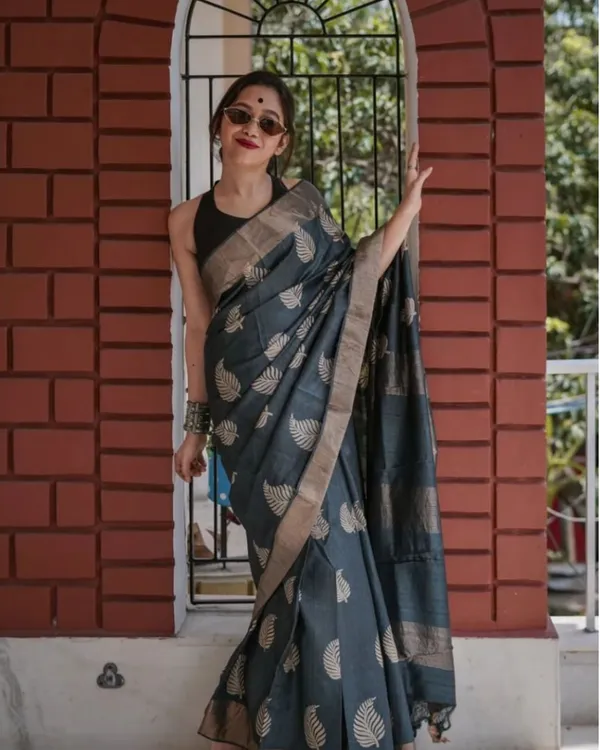 Black_Color_Exclusive_Soft_Banarasi_Silk_Saree_with_Classy_Bloue_Piece