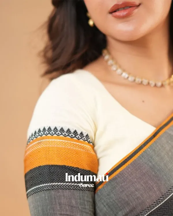 Classic_White_Traditional_Mulmul__Cotton_Saree_with_Contrast_Border_&_Blouse_Piece