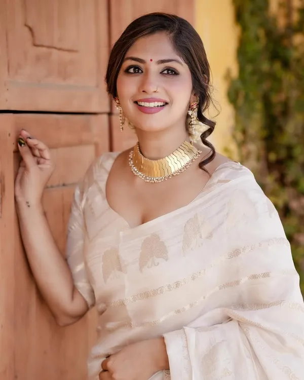 White_Color_Elite_Pick_Soft_Banarasi_Silk_Saree_with_Classy_Blouse_Piece