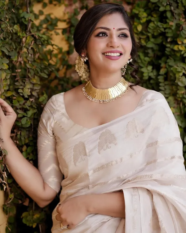 White_Color_Elite_Pick_Soft_Banarasi_Silk_Saree_with_Classy_Blouse_Piece