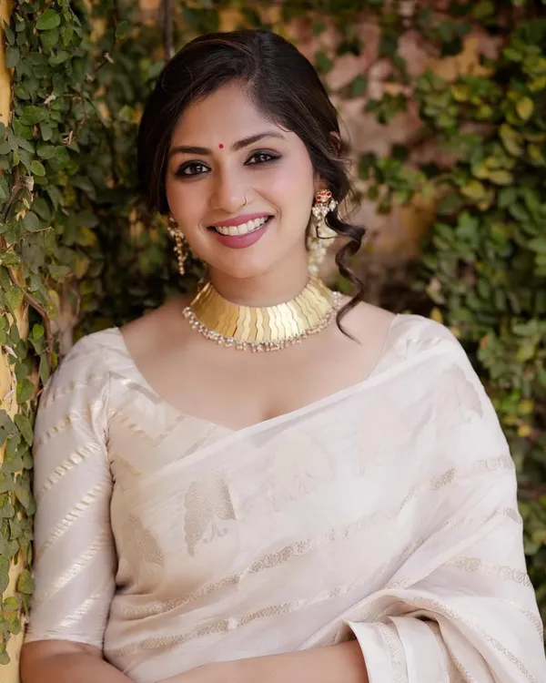 White_Color_Elite_Pick_Soft_Banarasi_Silk_Saree_with_Classy_Blouse_Piece