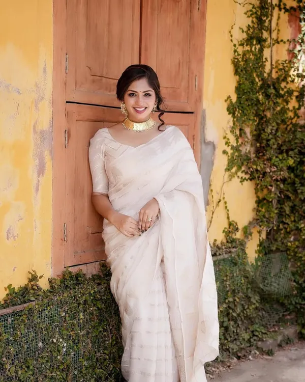 White_Color_Elite_Pick_Soft_Banarasi_Silk_Saree_with_Classy_Blouse_Piece