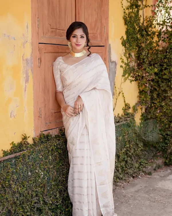 White_Color_Elite_Pick_Soft_Banarasi_Silk_Saree_with_Classy_Blouse_Piece