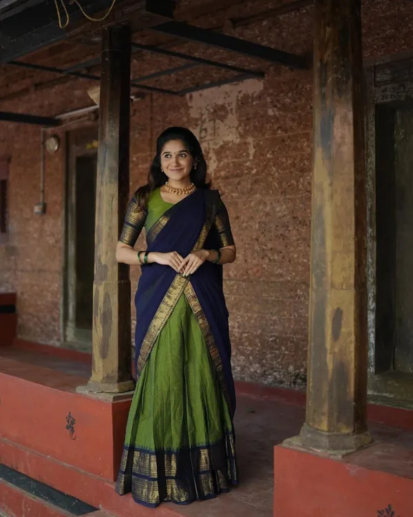 Blue_And_Green_Color_Kanchipuram_Zari_Weaving_Half_Saree_With_Blouse__Silk_Dupatta