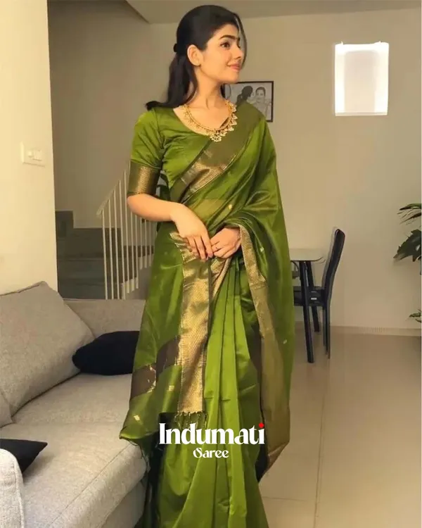 Parrot_Green_Color_Premium_Cotton_Silk_Saree_With_Classy_Blouse_and_tassels
