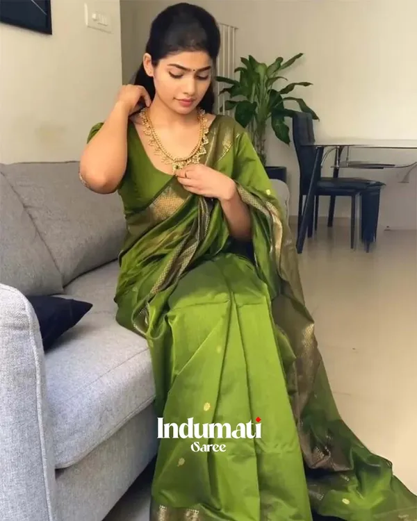 Parrot_Green_Color_Premium_Cotton_Silk_Saree_With_Classy_Blouse_and_tassels
