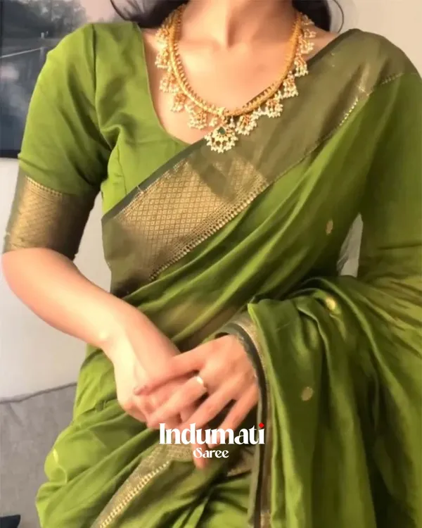 Parrot_Green_Color_Premium_Cotton_Silk_Saree_With_Classy_Blouse_and_tassels