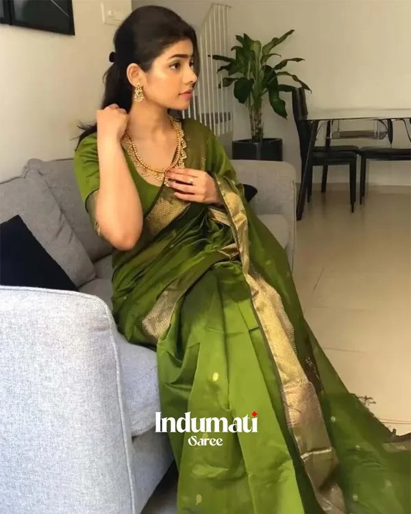 Parrot_Green_Color_Premium_Cotton_Silk_Saree_With_Classy_Blouse_and_tassels