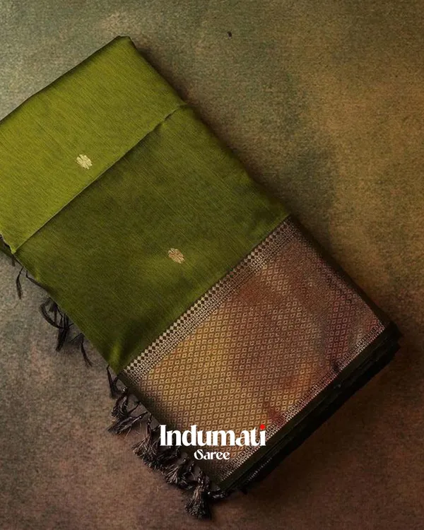 Parrot_Green_Color_Premium_Cotton_Silk_Saree_With_Classy_Blouse_and_tassels