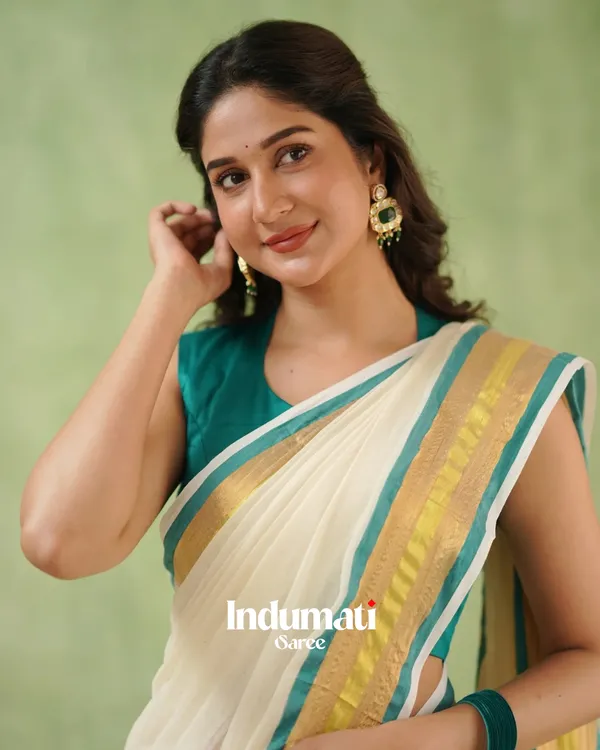 White_Mulmul_Cotton_Saree_with_Teal_&_Gold_Border_&_Matching_Teal_Blouse_Piece