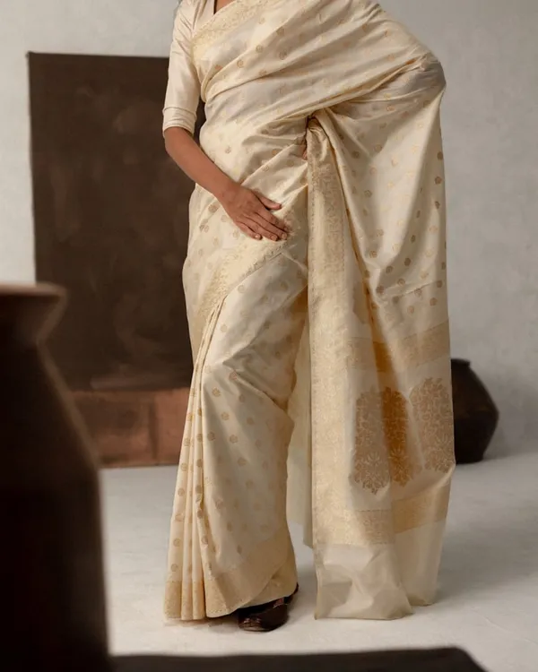 Cream_Color_Curated_Quality_Soft_Banarasi_Silk_Saree_with_Classy_Bloue_Piece