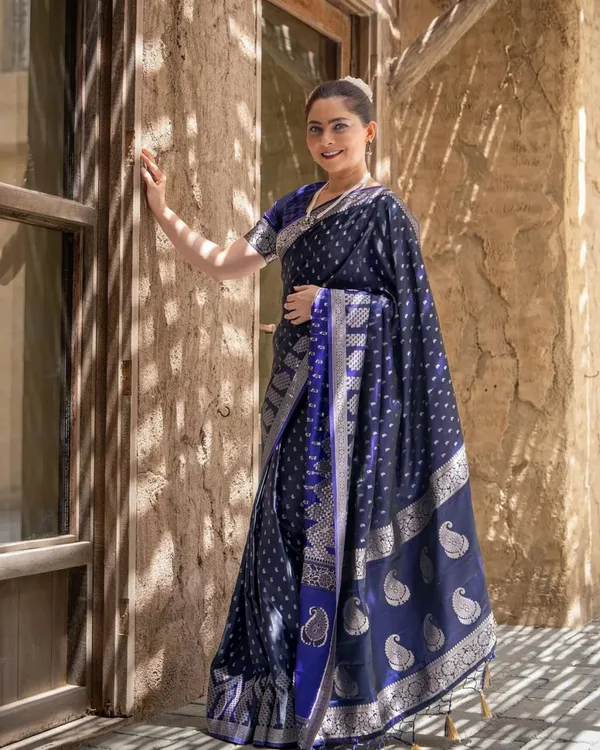 Navy_Blue_Color_Viral_Pick_Soft_Banarasi_Silk_Saree_with_Classy_Bloue_Piece