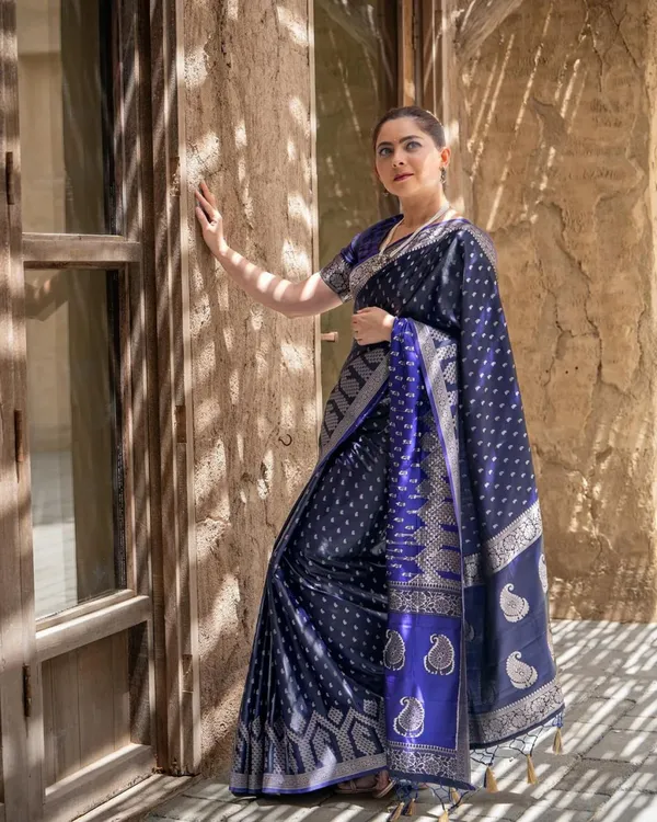 Navy_Blue_Color_Viral_Pick_Soft_Banarasi_Silk_Saree_with_Classy_Bloue_Piece