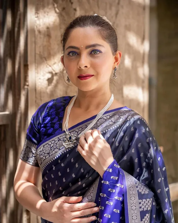 Navy_Blue_Color_Viral_Pick_Soft_Banarasi_Silk_Saree_with_Classy_Bloue_Piece