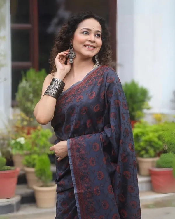 Black_Color_Going_Fast_Soft_Banarasi_Silk_Saree_with_Classy_Bloue_Piece