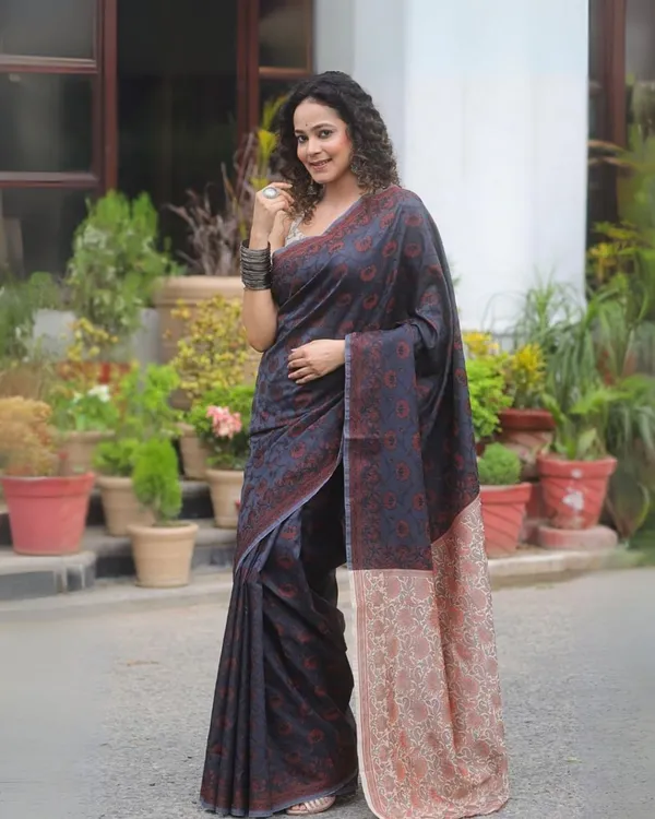 Black_Color_Going_Fast_Soft_Banarasi_Silk_Saree_with_Classy_Bloue_Piece