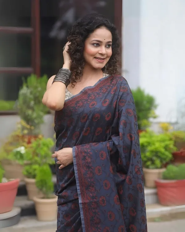Black_Color_Going_Fast_Soft_Banarasi_Silk_Saree_with_Classy_Bloue_Piece