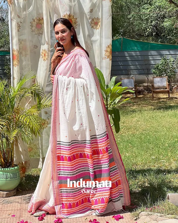 Swan_Pink_-_White_Linen_Drape_with_Pink_Border_and_Coordinated_Blouse