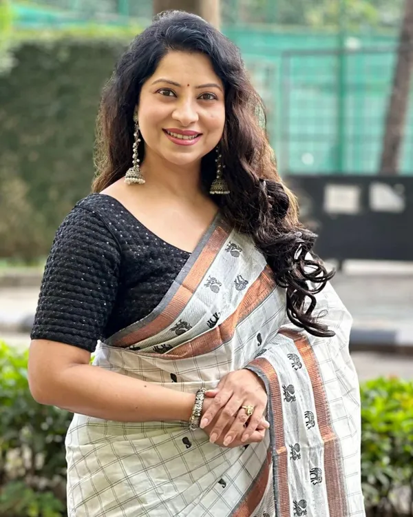 White_Color_Luxury_Edition_Soft_Banarasi_Silk_Saree_with_Classy_Bloue_Piece