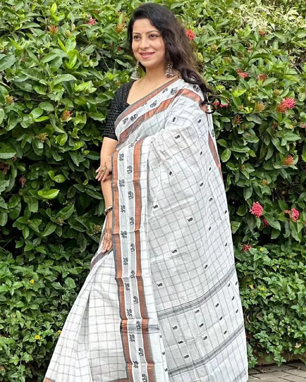 White_Color_Luxury_Edition_Soft_Banarasi_Silk_Saree_with_Classy_Bloue_Piece